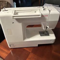 Singer Sewing Machine With Foot Petal 