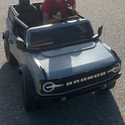 Need a last min christmas gift?!  12V Ford Bronco Battery Powered Car 