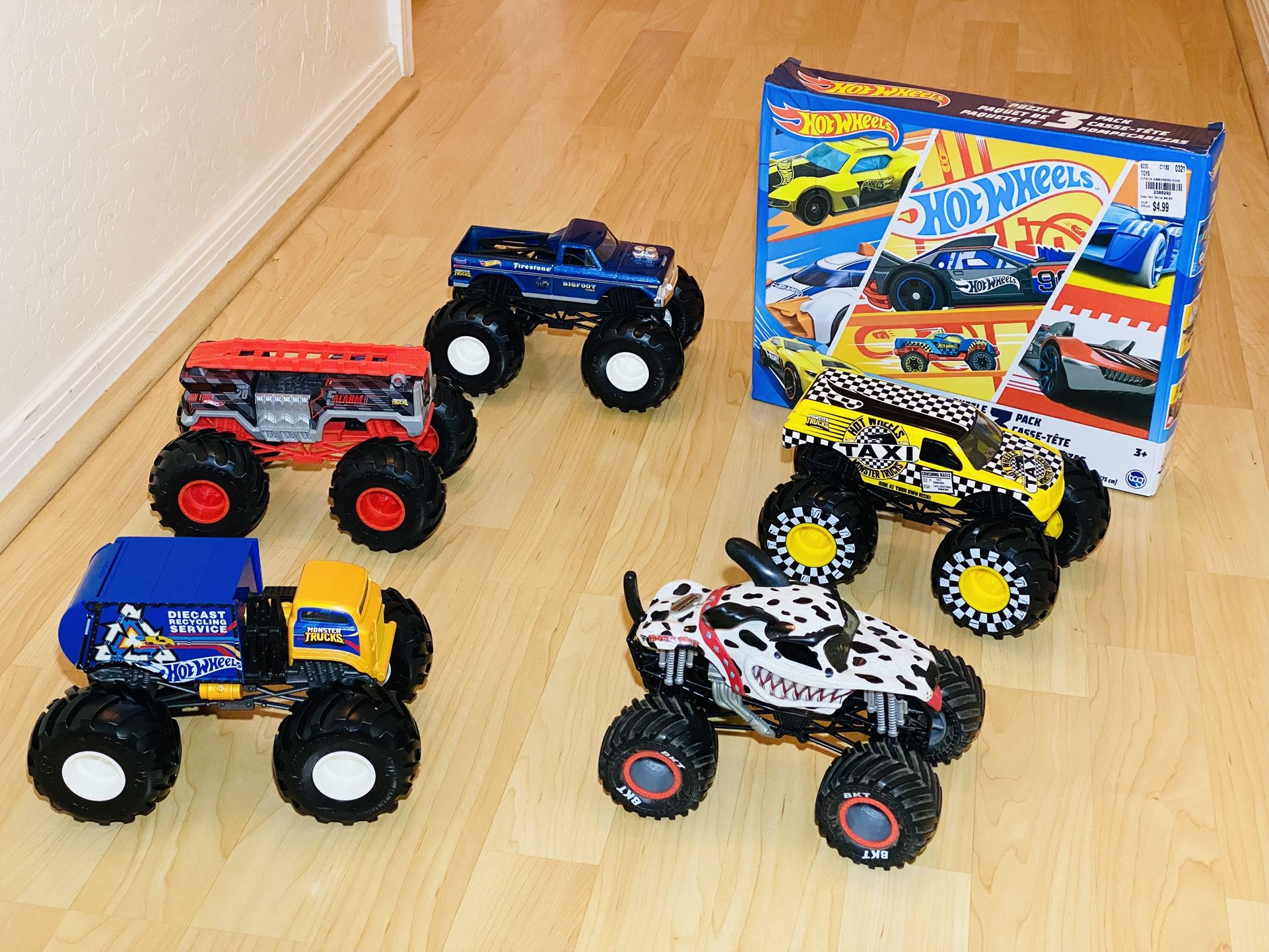 DieCast Oversized Hot Wheels Monster Trucks scale 1:24 Toys Bundle