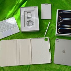 iPad Pro 11inch M4 256GB with accessories

