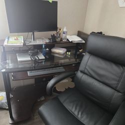 DESK AND CHAIR FOR SELL ONLY !!