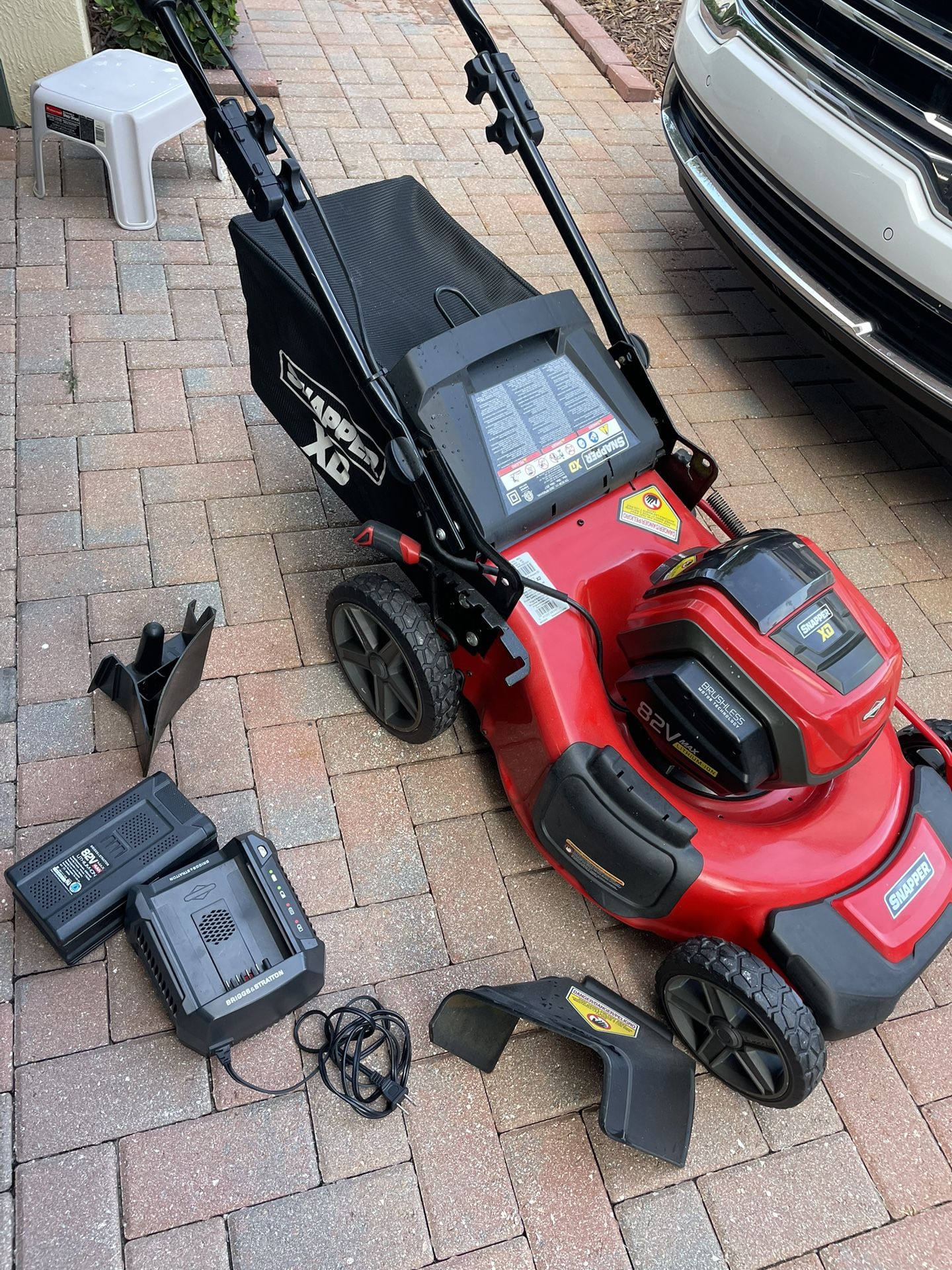 Snapper SXDWM82 model of 82V MAX Cordless Electric Walk Mower Like New A $1000 Value