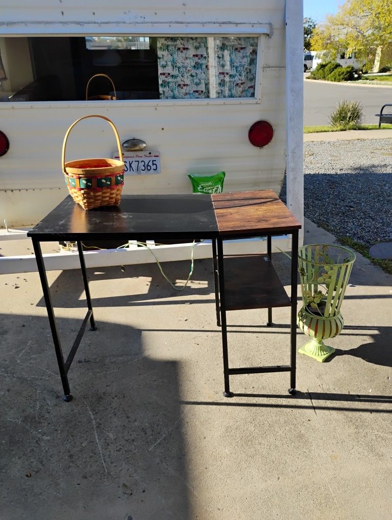 Free Desk, Basket And Planter- 2791 Chalar St 92123