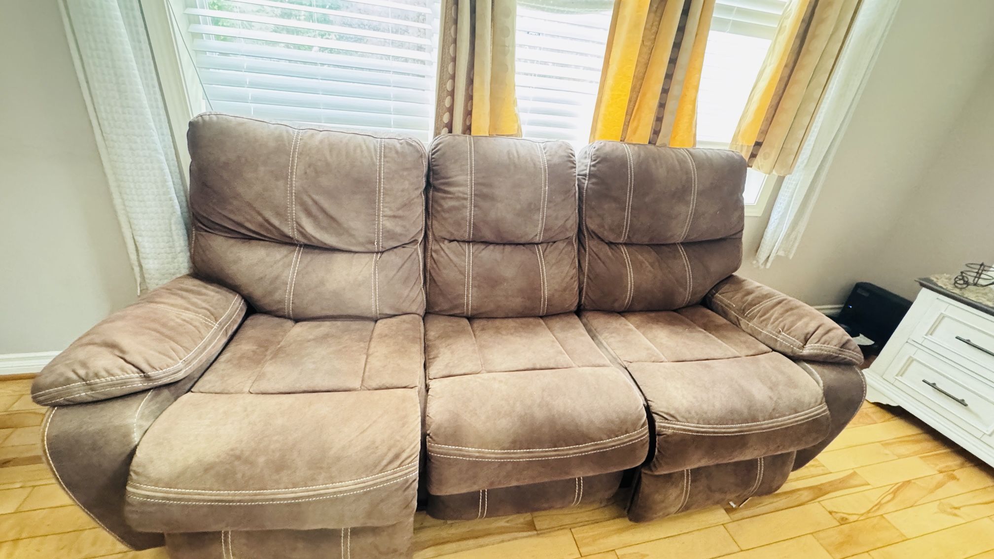 Emerald Home Luxurious and Comfy Electric Recliner on Sale