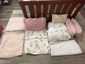 Pink flowered Full/Queen comforter set with pillows