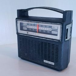 Vintage GE General Electric Solid State Radio Model 7-2818F for Parts or Repair