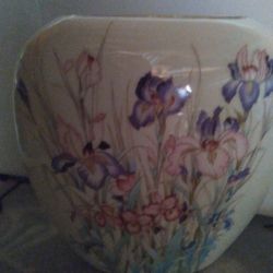 VASE. 9"  made  in japan