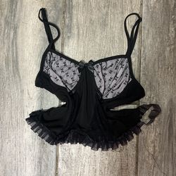 Cute lacy, crop top size medium