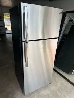 GE Refrigerator (1 month warranty)