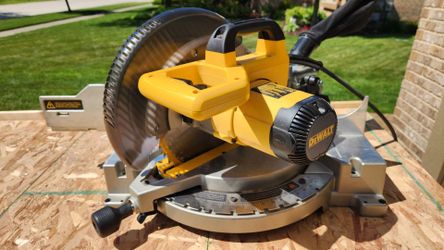 DEWALT 10-inch Miter Saw with Blade