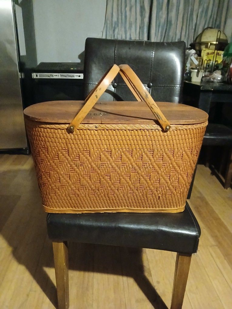 Old Time Pinic Basket