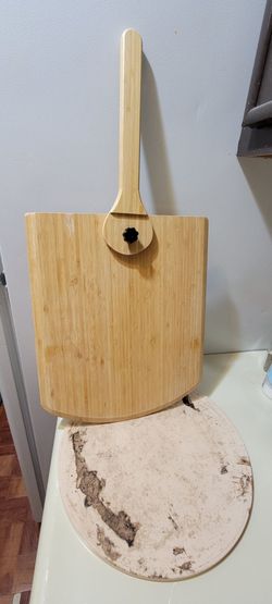 Ceramic base and wooden peel for making your pizzas"