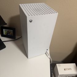 2025/ 2026 Xbox Series X 2 controllers 2 Headsets