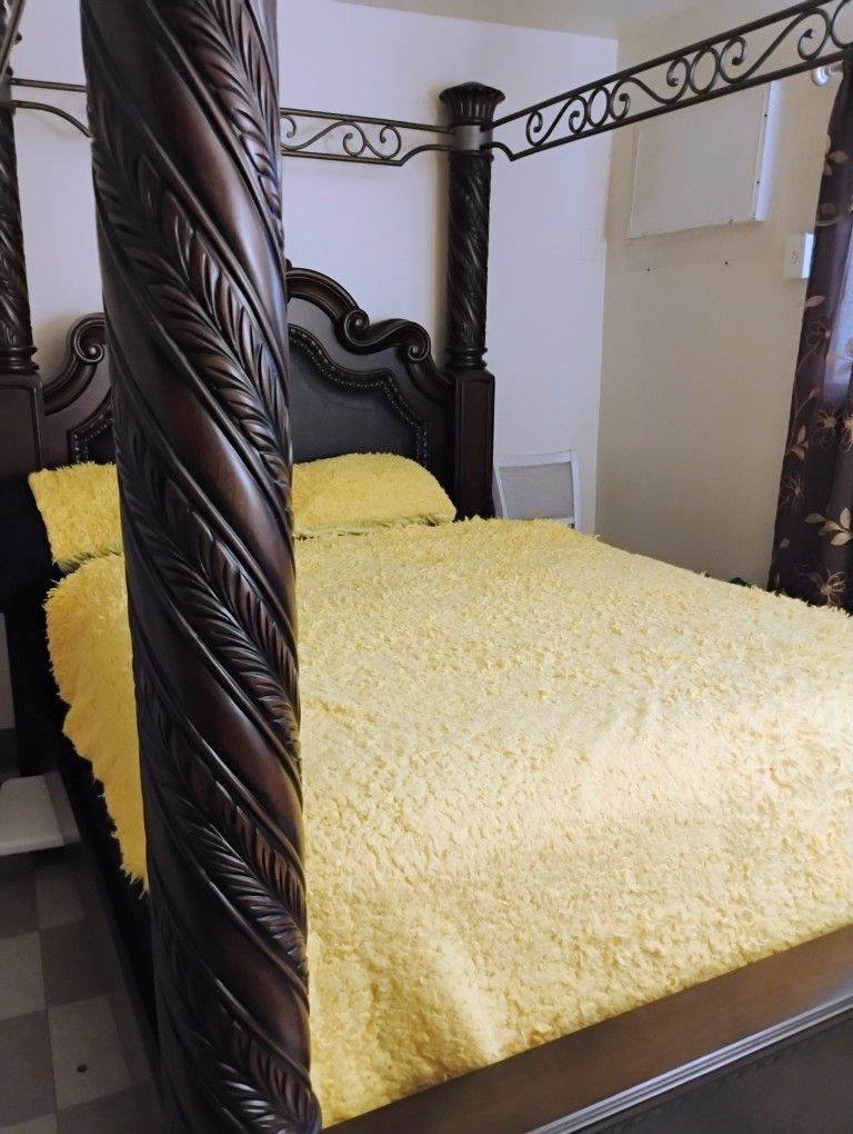 Mahogany Queen Size Canopy Bed Frame 