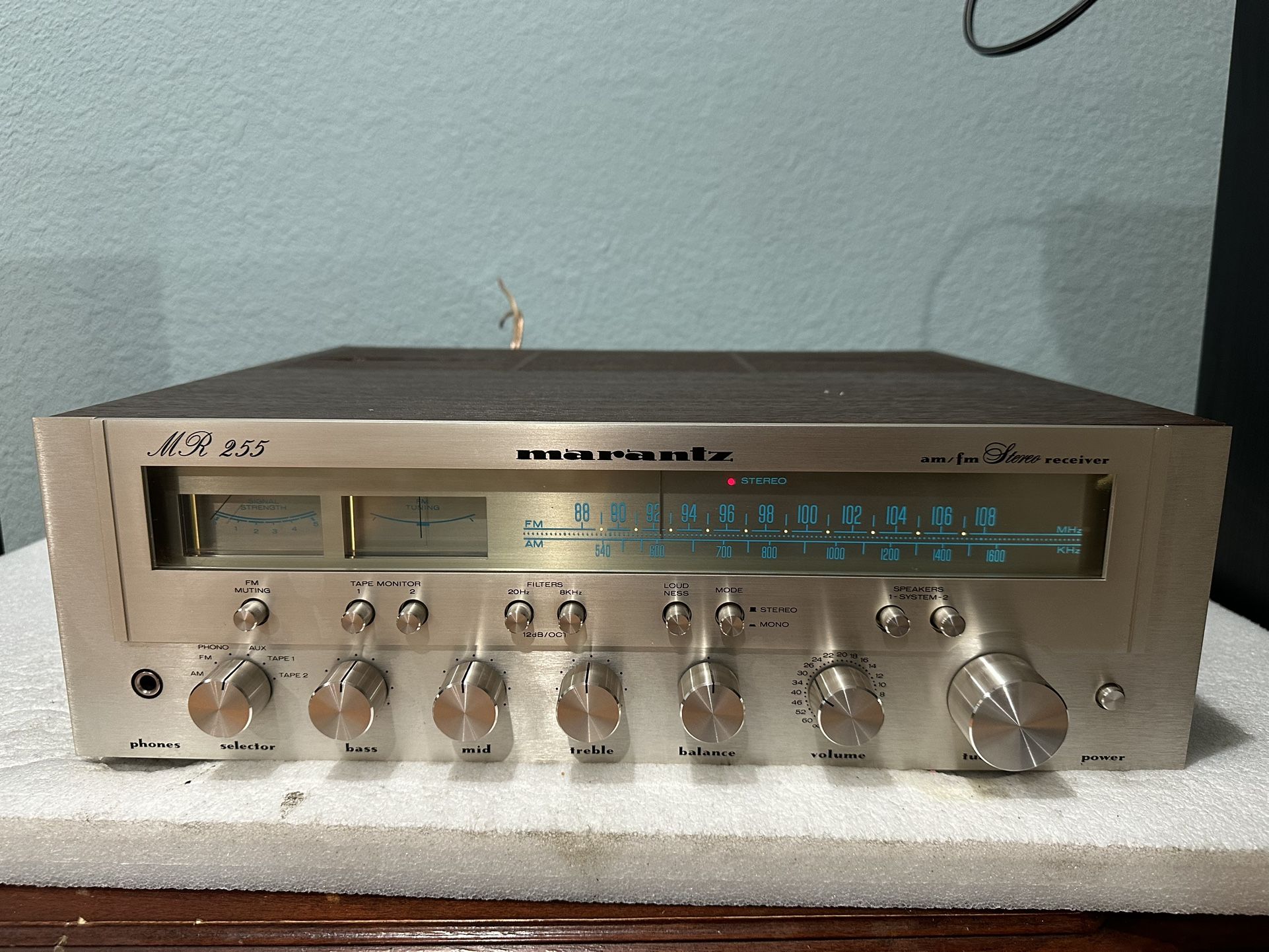Vintage Marantz MR255 AM/FM Stereophonic Receiver, 50 watts per channel 8 ohm