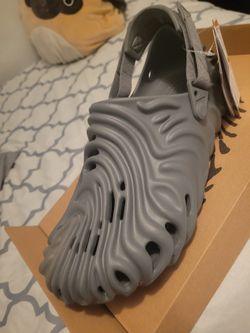 salehe crocs niagara  sz 12 mens