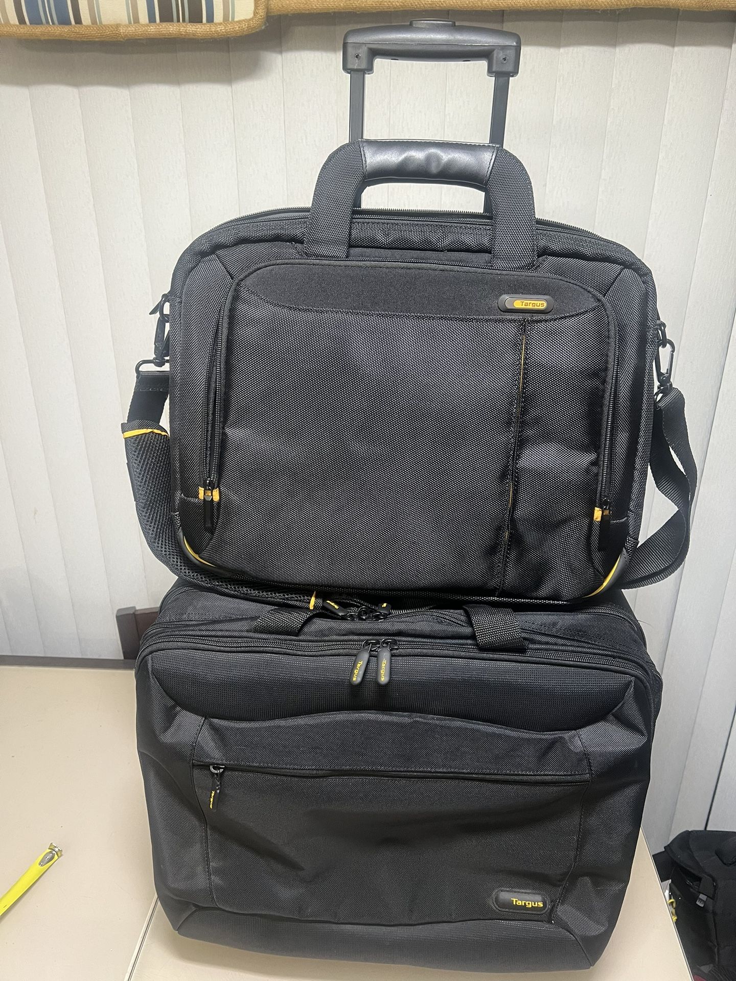 Targus 17" Wheeled Rolling Travel Weekender Laptop Bag & Messenger Laptop Bag . Used in great condition and fully functional. You get the 2 for 1 spec