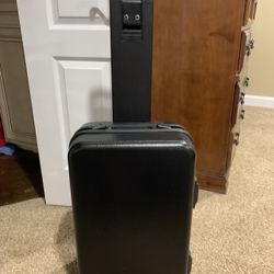black polycarbonate hardside spinner suitcase