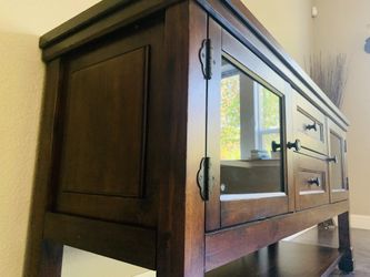 Like New Vino Storage Tv Console.