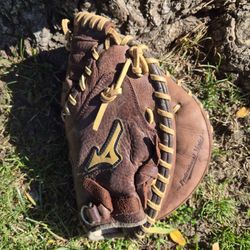 Mizuno "ADULT" Catchers Glove Broken In. Located In Glendora "FIRM" PRICE