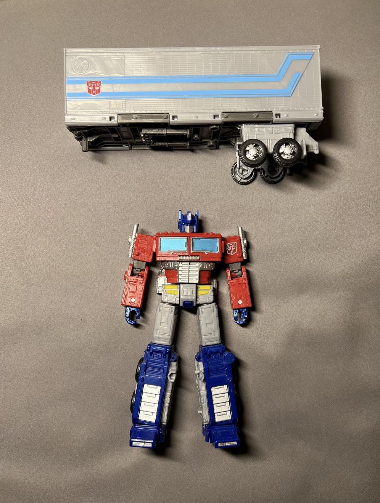 Transformers Earthrise Leader Optimus Prime COMPLETE