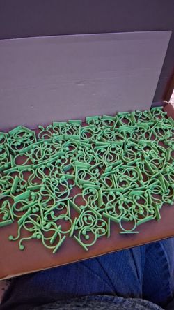 Plant wall climbing clips