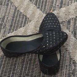LADIES FLAT SLIP ON SHOES IN A BLACK AND GOLD COLOR IN A SIZE 7 WORN ONLY TWICE MINT CONDITION 