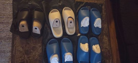 Yeezy Slides Blue-Cream-Black Brand New in YS 01 Bag 100% authentic size 11-12 pick up in Northridge area $65