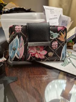 TAHARI WALLET.  NEW