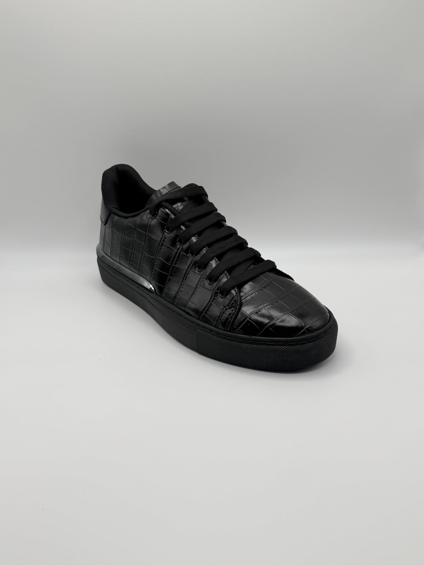 Brand New Comfortable Men Fashion Sneakers - Multiple Sizes