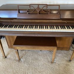 Wurlitzer Model 2116 Piano 