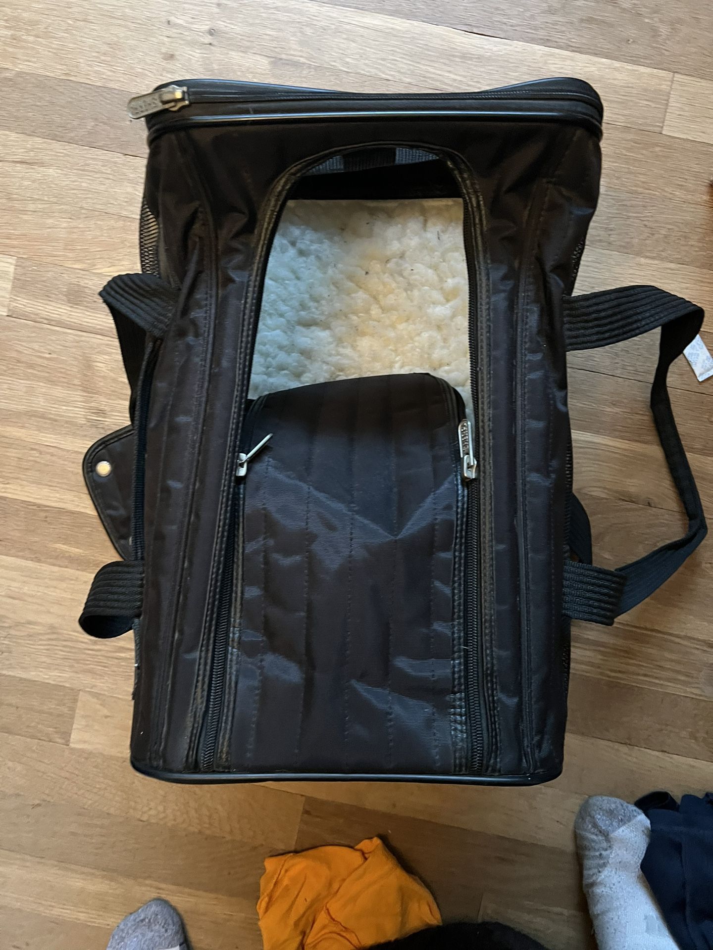 Dog/Cat Carrier +2 Dog Costumes