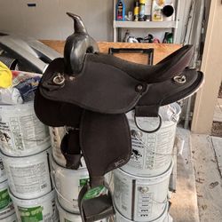 Abetta Horse Saddle Size 16.5