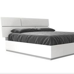 High Gloss White Bianco Lacquer And Metal Artemide Italian King Bed Frame * Mattress Not Included.