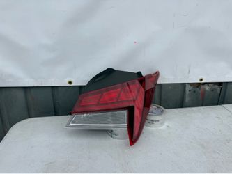 HYUNDAI ELANTRA 2021 2022 2023 Tail light tail lamp taillight right passenger side RH USED OEM (cracked)
