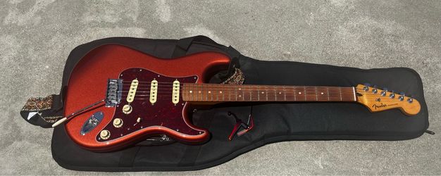 Player Plus Stratocaster®, Pau Ferro Fingerboard, Aged Candy Apple Red + Frontman 10G Amp