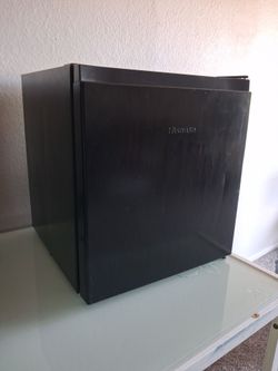 Hisense 3.3 mini fridge with freezer