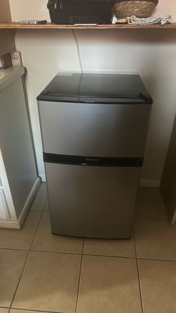 Un refrigerador pequeño muy buenas condiciones todo para trabaja bien ahí como lo mira con luz y todo le trabaja