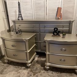 Dresser And Two Nightstand 