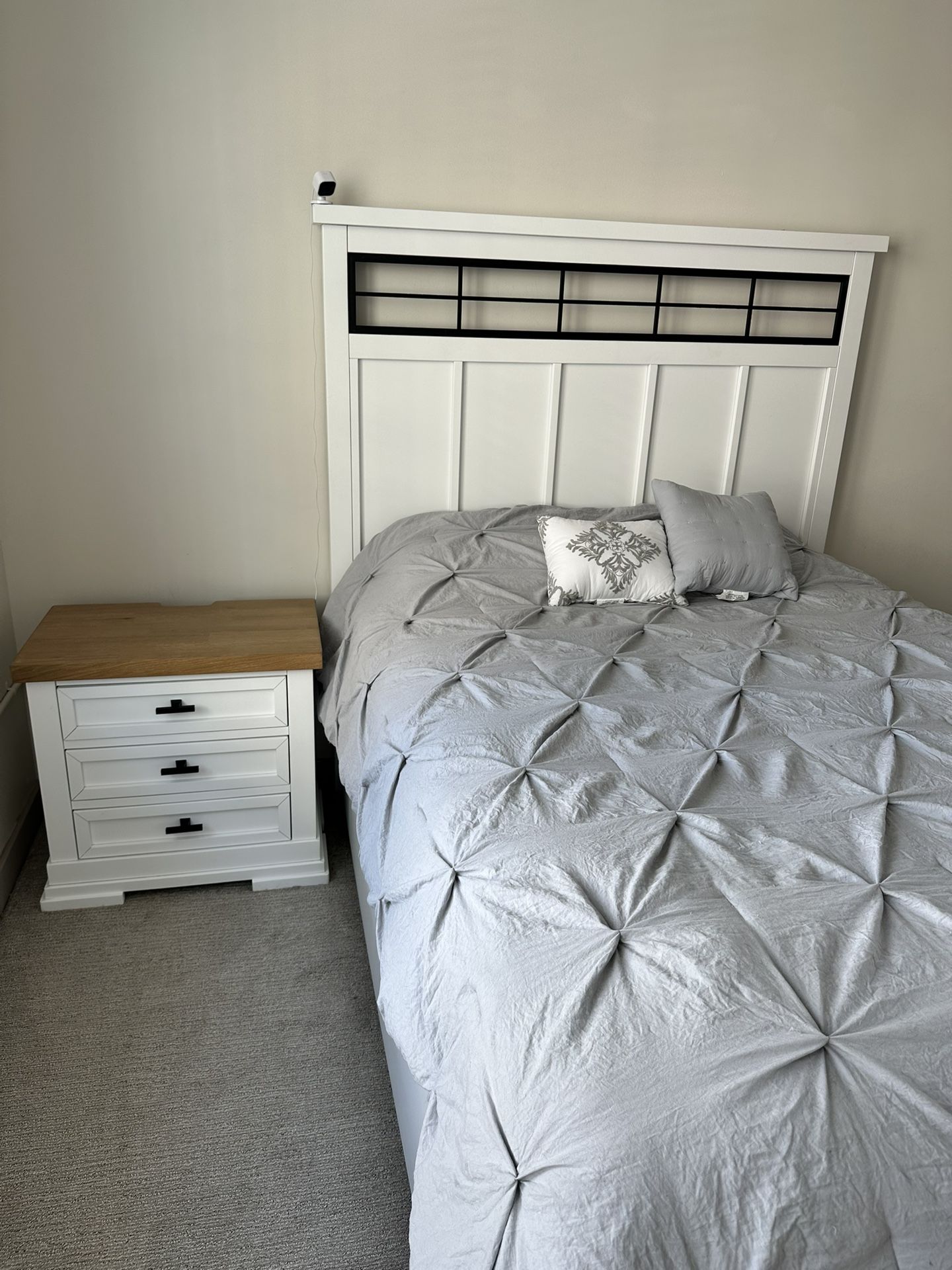 Queen size bedroom set 🛏️