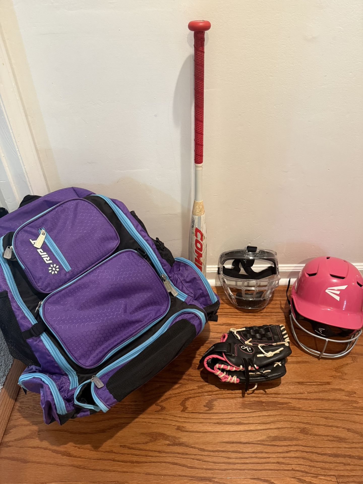 Girls baseball / Softball bag, Bat, Mask, Helmet, Glove