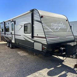 2018 pioneer 28Ft Toy hauler Very clean! 