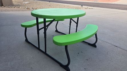Kids folding, green table