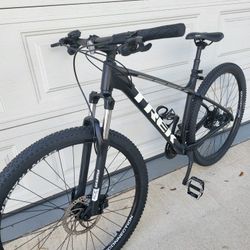 Trek 29er Mountain Bike Size Large Wheels 29er Speeds Multiple Hydraulic Disc Brakes 