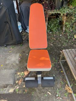 Adjustable weight bench