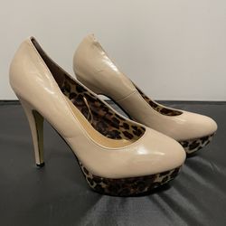 Ladies high heels US size 7 heel size 3.5 inches long in excellent condition as seen in pictures.