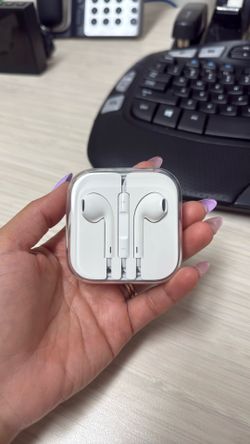 Brand new Apple earpods