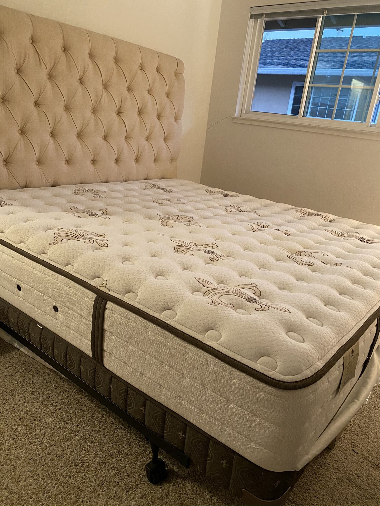 King size Bedding set includes Headbord, Luxury mattress+ base