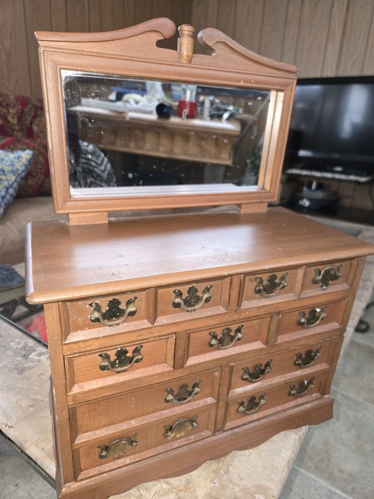 Wood jewelry box