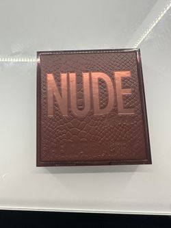 Huda beauty eyeshadow palette